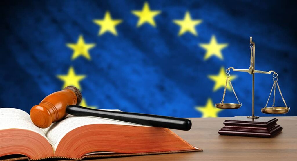 Bandiera dell'Unione Europea su sfondo blu, simbolo delle direttive europee tra cui la Direttiva 2015/2302 sui pacchetti turistici.